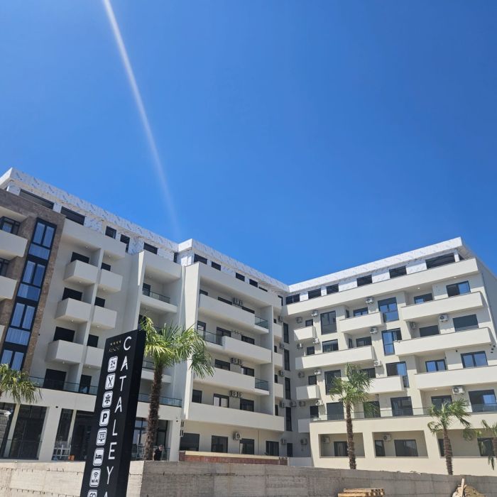 Dvosoban stan 64m² – Ulcinj | Moderno opremljen, parking + hotel sa bazenom u sklopu zgrade