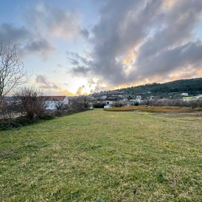 Na prodaju urbanizovan plac u Ulcinju