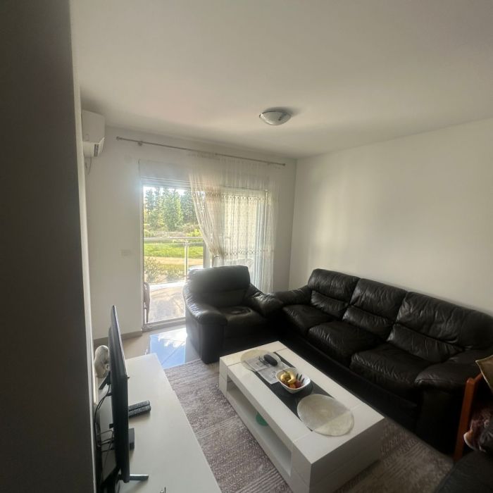 Prostran jednosoban stan sa pogledom na more